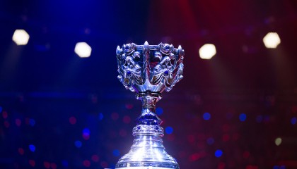 JDG Knight阿狸魅惑关键团战，精准操作主宰比赛